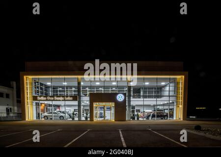 BRCKO, BOSNIA-ERZEGOVINA - 16 maggio 2017: Scatto notturno della concessionaria auto in Bosnia-Erzegovina Foto Stock