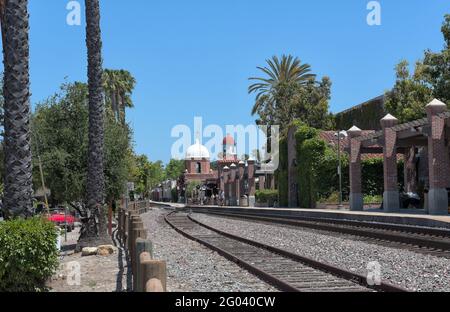 SAN JUAN CAPISTRANO, CALIFORNIA - 27 MAGGIO 2021: Binari ferroviari e piattaforma di deposito a San Juan Capistrano. Foto Stock