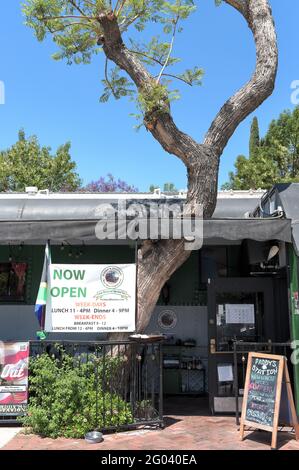 SAN JUAN CAPISTRANO, CALIFORNIA - 27 MAGGIO 2021: Paddys Station un pub irlandese in vecchie auto ferroviarie nel centro storico. Foto Stock