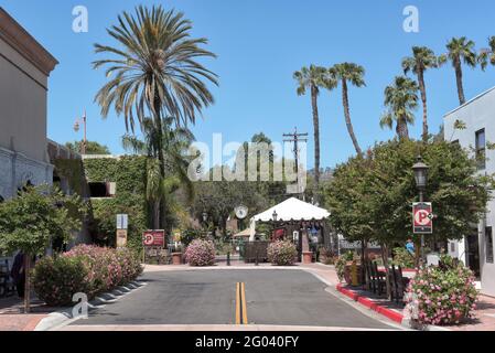 SAN JUAN CAPISTRANO, CALIFORNIA - 27 MAGGIO 2021: Verdugo Street guardando verso le piste e il quartiere storico di Los Rios. Foto Stock