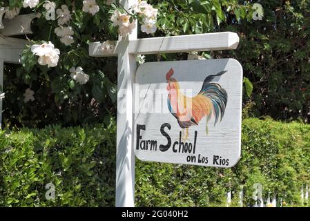 SAN JUAN CAPISTRANO, CALIFORNIA - 27 MAGGIO 2021: Firma presso la Farm School di Los Rios Street un'esperienza culinaria da fattoria a tavola, cuoco a mano Foto Stock