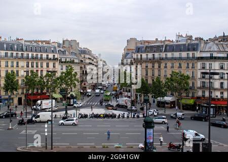Parigi, Francia, 19 giugno: Vista della piazza all'incrocio tra Rue Rennes e Boulevard Montparnasse il 19 giugno 2012 a Parigi. Dalla serie lif Foto Stock
