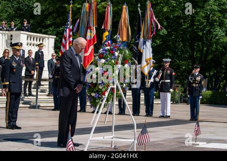 Il presidente degli Stati Uniti Joe Biden depone una corona alla tomba del Milite Ignoto al Cimitero Nazionale di Arlington ad Arlington, Virginia, lunedì 31 maggio 2021. Il Presidente Biden ha inoltre espresso le sue osservazioni al discorso del giorno del Memoriale al 153° giorno del Memoriale Nazionale. Credit: Tasos Katopodis/Pool via CNP /MediaPunch Foto Stock