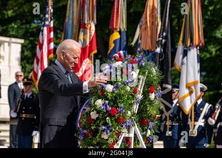 Il presidente degli Stati Uniti Joe Biden depone una corona alla tomba del Milite Ignoto al Cimitero Nazionale di Arlington ad Arlington, Virginia, lunedì 31 maggio 2021. Il Presidente Biden ha inoltre espresso le sue osservazioni al discorso del giorno del Memoriale al 153° giorno del Memoriale Nazionale. Credit: Tasos Katopodis/Pool via CNP /MediaPunch Foto Stock