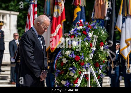 Il presidente degli Stati Uniti Joe Biden depone una corona alla tomba del Milite Ignoto al Cimitero Nazionale di Arlington ad Arlington, Virginia, lunedì 31 maggio 2021. Il Presidente Biden ha anche consegnato le osservazioni al Memorial Day Address al 153rd National Memorial Day Observance.Credit: Tasos Katopodis/Pool via CNP /MediaPunch Foto Stock