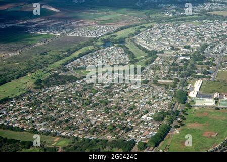 Vista aerea di Ewa Beach Hawaii, che si trova lungo la costa sinistra di Oʻahu, nelle Hawaii. Il campo da golf di Ewa Villages si snoda attraverso il complesso residenziale Foto Stock