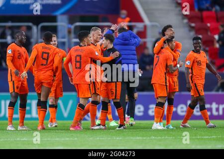 BOEDAPEST, UNGHERIA-MAGGIO 31: Jordan Teze dei Paesi Bassi U21, Myron Boadu dei Paesi Bassi U21, Abderrahman Harroui dei Paesi Bassi U21, Justin Kluivert dei Paesi Bassi U21, Calvin Stengs dei Paesi Bassi U21, Ferdi Kadioglu dei Paesi Bassi U21 e Azor Matusiwa dei Paesi Bassi U21 festeggiano la vittoria durante la partita dei quarti di finale del Campionato europeo Under-21 UEFA 2021 tra i Paesi Bassi U21 e la Francia U21 alla Boszik Arena il 31 maggio 2021 a Boedapest, Ungheria (Foto di Istvan Derencsenyi/Orange Pictures) Foto Stock