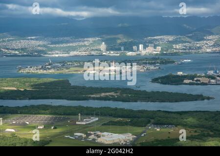 Vista aerea di Honolulu Hawaii con Ford Island al centro e Ewa Beach in primo piano. Foto Stock