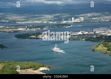 Vista aerea di Honolulu Hawaii con Ford Island nel mezzo. E la stazione navale Pearl Harbor Foto Stock