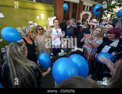 La figlia di Tony Eastlake Paige Eastlake (3° a sinistra) in una veglia al suo stand alla Essex Road Station di Londra organizzato dal gruppo della comunità di Islington su Facebook. Data immagine: Lunedì 31 maggio 2021. Foto Stock