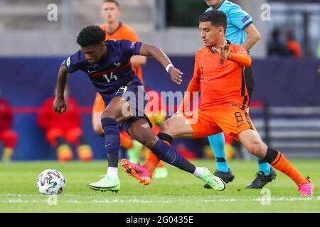 BOEDAPEST, UNGHERIA - MAGGIO 31: Aurelien Tchouameni di Francia U21 battaglie per possesso con l'Abderrahman Harroui dei Paesi Bassi U21 durante la partita 2021 UEFA European Under-21 Championship Quarter-Finals tra Olanda U21 e Francia U21 alla Boszik Arena il 31 maggio 2021 a Boedapy, Ungheria (Foto di Istvan Derencsenyi/Orange Pictures) Foto Stock