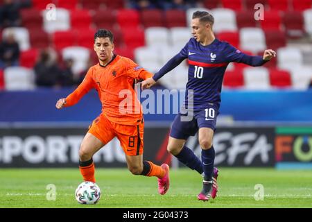 BOEDAPEST, UNGHERIA - 31 MAGGIO: Abderrahman Harroui dei Paesi Bassi U21 e Maxence Caqueret di Francia U21 durante la partita dei quarti di finale del Campionato europeo Under-21 UEFA 2021 tra U21 Paesi Bassi e Francia U21 alla Boszik Arena il 31 maggio 2021 a Boedapest, Ungheria (Foto di Istvan Derencsenyi/Orange Pictures) Foto Stock