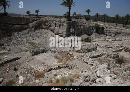 Tel Megiddo o Armageddon, la sezione archeologica in cui è stata scoperta l'area Sacra, compresa una serie di templi costruiti uno sopra l'altro. Foto Stock