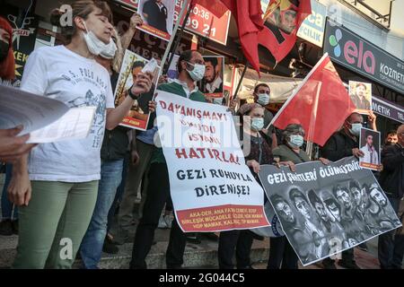 Ankara, Turchia. 31 maggio 2021. Manifestanti che tengono ritratti e cartelli che esprimono la loro opinione durante la dimostrazione. Le proteste del Parco Gezi, iniziate a Taksim, si sono trasformate in proteste su larga scala in tutta la Turchia, mentre continuavano le proteste contro la demolizione del parco. 7 civili hanno perso la vita durante le proteste, più di 8000 persone sono rimaste ferite. Credit: SOPA Images Limited/Alamy Live News Foto Stock