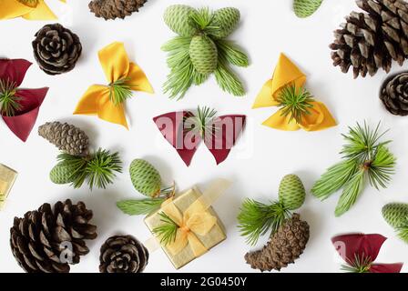 Set di coni di pino e decorazione di Natale isolato su uno sfondo bianco. Natale composition.Flat Lay, vista dall'alto Foto Stock