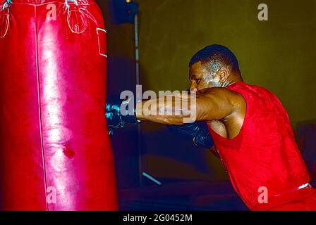 Mike Tyson si allenava nella palestra di Cus D'Amato a Catskill, NY nel 1986. Foto Stock