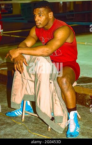 Mike Tyson si allenava nella palestra di Cus D'Amato a Catskill, NY nel 1986. Foto Stock