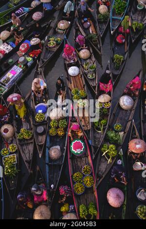 Famoso mercato galleggiante tradizionale in Indonesia Foto Stock