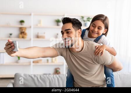 Bel padre che prende selfie con figlia carina Foto Stock