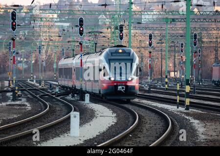 Budapest, Ungheria - 28 febbraio 2021: MAV Ferrovie Ungheresi treno passeggeri con Stadler FLIRT 415 004 arrivo a Budapest Ke Foto Stock