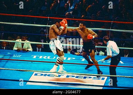 Mike Tyson vs Michael Spinks nel titolo di campionato dei pesi massimi combattono dove Tyson ha vinto in 91 secondi nel primo round. Foto Stock