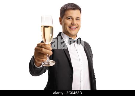 Elegante giovane in tuta e cravatta a prua tostatura con un bicchiere di spumante isolato su sfondo bianco Foto Stock