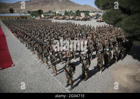 Kabul, Afghanistan. 31 maggio 2021. I membri delle forze speciali afghane partecipano alla cerimonia di laurea in un centro di addestramento militare a Kabul, capitale dell'Afghanistan, il 31 maggio 2021. Un totale di 437 nuovi cadetti si sono diplomati in una scuola di commando e si sono Uniti all'esercito nazionale afgano, ha detto lunedì il Ministero afgano della Difesa. Credit: Sayed Mominzadah/Xinhua/Alamy Live News Foto Stock