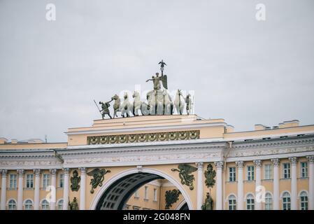 San Pietroburgo, Russia, 04 agosto 2020: Monumento 'Chariot di Gloria' sull'arco. Foto Stock