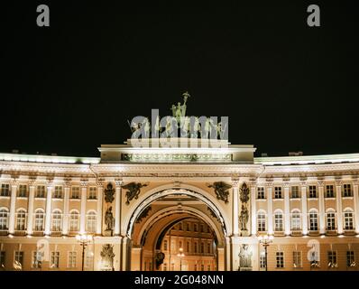 San Pietroburgo, Russia, 03 settembre 2020: Vista notturna del Monumento al 'Chariot of Glory' nell'edificio del personale generale. Foto Stock