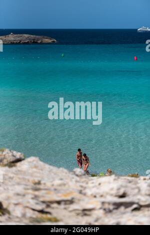 FORMENTERA, SPAGNA - 26 maggio 2021: Formentera, Spagna: 2021 My 26: Persone sulla costa della spiaggia di Ses Illetes a Formentera, Isole Baleari, Spagna. Foto Stock