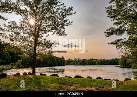 Harvard Pond a Petersham, Massachusetts nel tardo pomeriggio Foto Stock