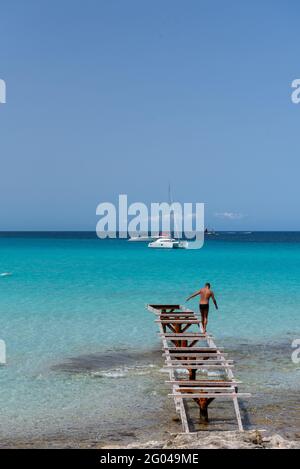 FORMENTERA, SPAGNA - 26 maggio 2021: Formentera, Spagna: 2021 My 26: Persone sulla costa della spiaggia di Ses Illetes a Formentera, Isole Baleari, Spagna. Foto Stock