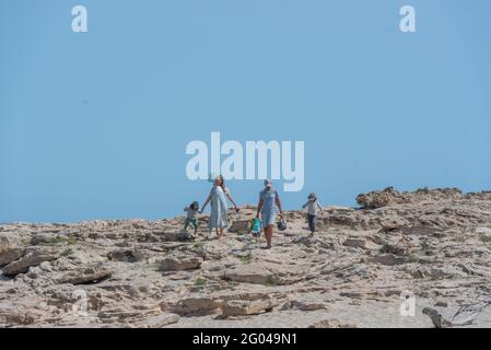 FORMENTERA, SPAGNA - 26 maggio 2021: Formentera, Spagna: 2021 My 26: Persone sulla costa della spiaggia di Ses Illetes a Formentera, Isole Baleari, Spagna. Foto Stock