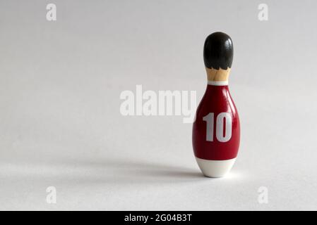 vista posteriore di un burattino in legno a forma di a. bowling pin con una maglia numero dieci Foto Stock