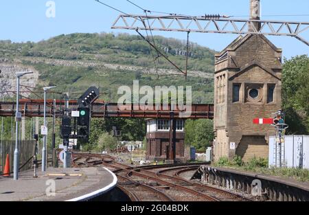 Vista di un segnale di piuma sulla parte superiore di una luce colorata sulla piattaforma 2 alla stazione ferroviaria di Carnforth che mostra che il treno successivo sta andando a destra all'incrocio. Foto Stock