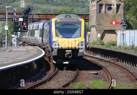 Classe 195 CAF Civity dmu, unità numero 195 111 chiamato Key Worker, lasciando la stazione ferroviaria di Carnforth, piattaforma 2, lunedì 31 maggio 2021. Foto Stock