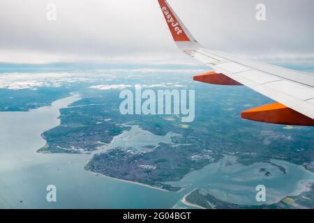 Londra, Regno Unito; 9 maggio 2018: Portsmouth e la costa meridionale dell'Inghilterra vista da un volo EasyJet. Foto Stock