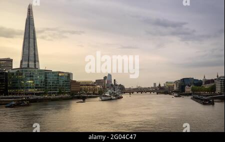 Londra, Regno Unito; 11 maggio 2018: Tramonto sul Tamigi con il grattacielo Shard. Foto Stock