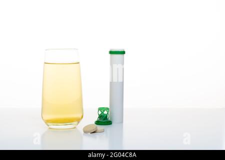 Un bicchiere di vitamina agli agrumi. Le vitamine degli agrumi sono solubili in un bicchiere d'acqua. Vista frontale. Foto Stock