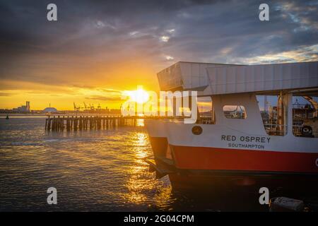 Red Osprey Red Funnel Car Ferry al tramonto nei moli di Southampton, porto di Southampton, Hampshire, Inghilterra, Regno Unito Foto Stock