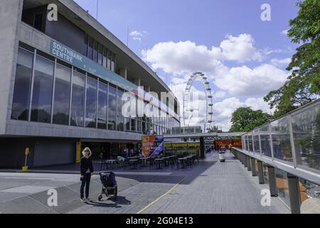 LONDRA, REGNO UNITO - 26 luglio 2015: La parte anteriore del Southbank Centre, con il London Eye sullo sfondo. Foto Stock