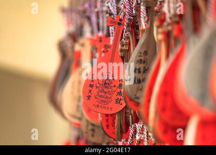 tokyo, giappone - Maggio 31 2021: Placche votive in legno Ema a forma di strumento giapponese Biwa simbolo della dea delle arti e della musica Benzaiten nel Foto Stock