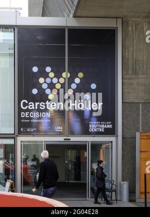 LONDRA, REGNO UNITO - 26 luglio 2015: L'ingresso alla mostra Carsten Holler Decisions nella Hayward Gallery, Londra Foto Stock