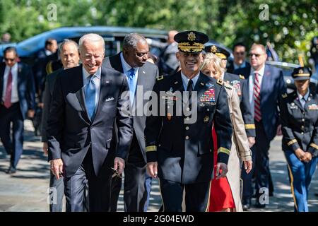 Arlington, Stati Uniti d'America. 31 maggio 2021. Il presidente degli Stati Uniti Joe Biden, a sinistra, cammina verso il Memorial Amphitheatre accanto all'Army Major Gen. Omar Jones IV, a destra, comandante generale, Joint Task Force-National Capitol Region per l'osservanza del National Memorial Day al cimitero nazionale di Arlington 31 maggio 2021 Arlington, Virginia. Segretario della Difesa Lloyd Austin III cammina dietro con la prima Signora Dr. Jill Biden. Credit: Planetpix/Alamy Live News Foto Stock