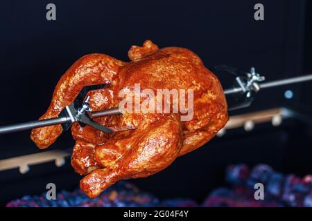 Pollo fritto rudy in marinata piccante croccante primi piani alla griglia all'aperto, party notturno al sacco, concetto di barbecue, fotografia low-key. Messa a fuoco selettiva Foto Stock