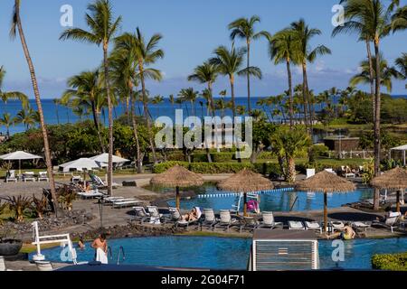 Waikoloa, Stati Uniti. 24 maggio 2021. I turisti iniziano il viaggio verso la grande isola delle Hawaii in un mondo post-pandemico. Le Hawaii ora consentono ai viaggiatori di raggiungere la catena insulare finché sono completamente vaccinati e hanno superato un test Covid-19 entro 72 ore dal loro viaggio. Waikoloa Beach Marriott Resort. 5/23/2021 Waikoloa Beach, Hawaii, USA (Foto di Ted Soqui/SIPA USA) Credit: Sipa USA/Alamy Live News Foto Stock