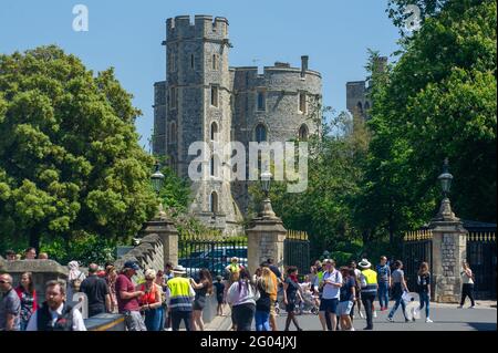 Windsor, Berkshire, Regno Unito. 31 maggio 2021. Una giornata impegnativa mentre i visitatori ritornano al Castello di Windsor. Windsor era piena di gente del posto e di visitatori oggi, mentre il caldo sole ha portato le persone in città per il lunedì delle festività. Dopo la vita della maggior parte delle restrizioni del Covid-19 la città era in piena espansione oggi con le persone che mangiavano all'aperto, che andavano in gite fluviali e che si divertono con le loro famiglie e gli amici. Credit: Maureen McLean/Alamy Live News Foto Stock