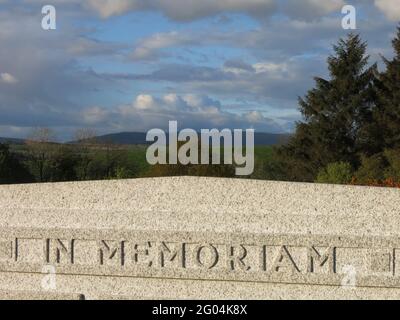 A MEMORIAM: L'iscrizione su una lapide nel cimitero di New Kilpatrick, che ha una vista molto tranquilla sul paesaggio scozzese e i Campsies. Foto Stock