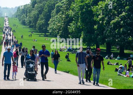 Windsor, Berkshire, Regno Unito. 31 maggio 2021. La lunga passeggiata. Windsor era piena di gente del posto e di visitatori oggi, mentre il caldo sole ha portato le persone in città per il lunedì delle festività. Dopo la vita della maggior parte delle restrizioni del Covid-19 la città era in piena espansione oggi con le persone che mangiavano all'aperto, che andavano in gite fluviali e che si divertono con le loro famiglie e gli amici. Credit: Maureen McLean/Alamy Live News Foto Stock