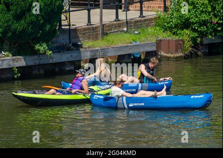 Windsor, Berkshire, Regno Unito. 31 maggio 2021. Rilassarsi sul Tamigi. Windsor era piena di gente del posto e di visitatori oggi, mentre il caldo sole ha portato le persone in città per il lunedì delle festività. Dopo la vita della maggior parte delle restrizioni del Covid-19 la città era in piena espansione oggi con le persone che mangiavano all'aperto, che andavano in gite fluviali e che si divertono con le loro famiglie e gli amici. Credit: Maureen McLean/Alamy Live News Foto Stock